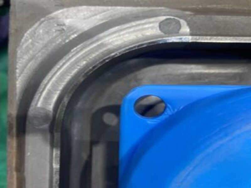 金型コーナー形状の改造 ： ピアスの除去